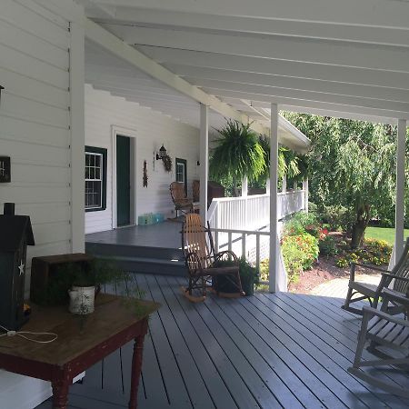 Grapevine House Hotel Winesburg Exterior photo