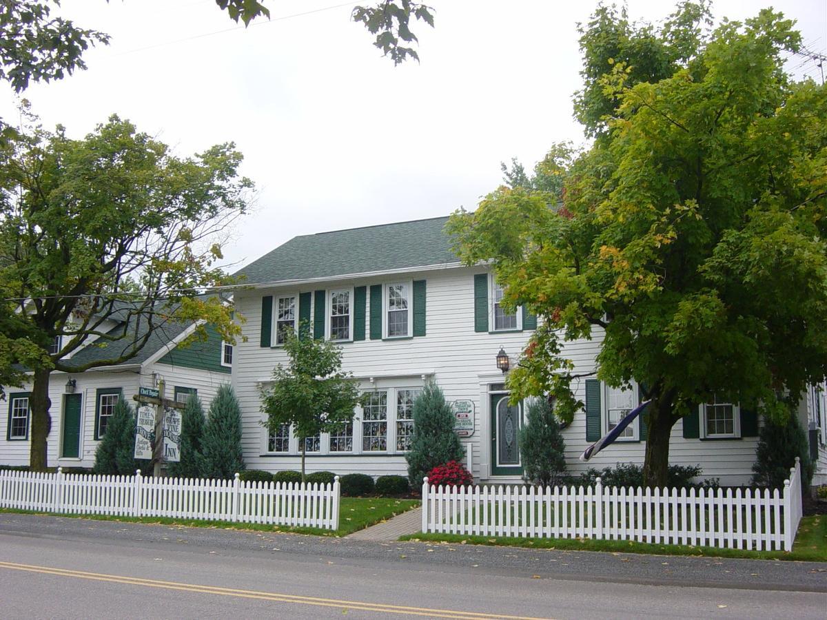 Grapevine House Hotel Winesburg Exterior photo