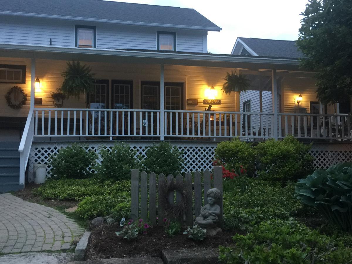 Grapevine House Hotel Winesburg Exterior photo